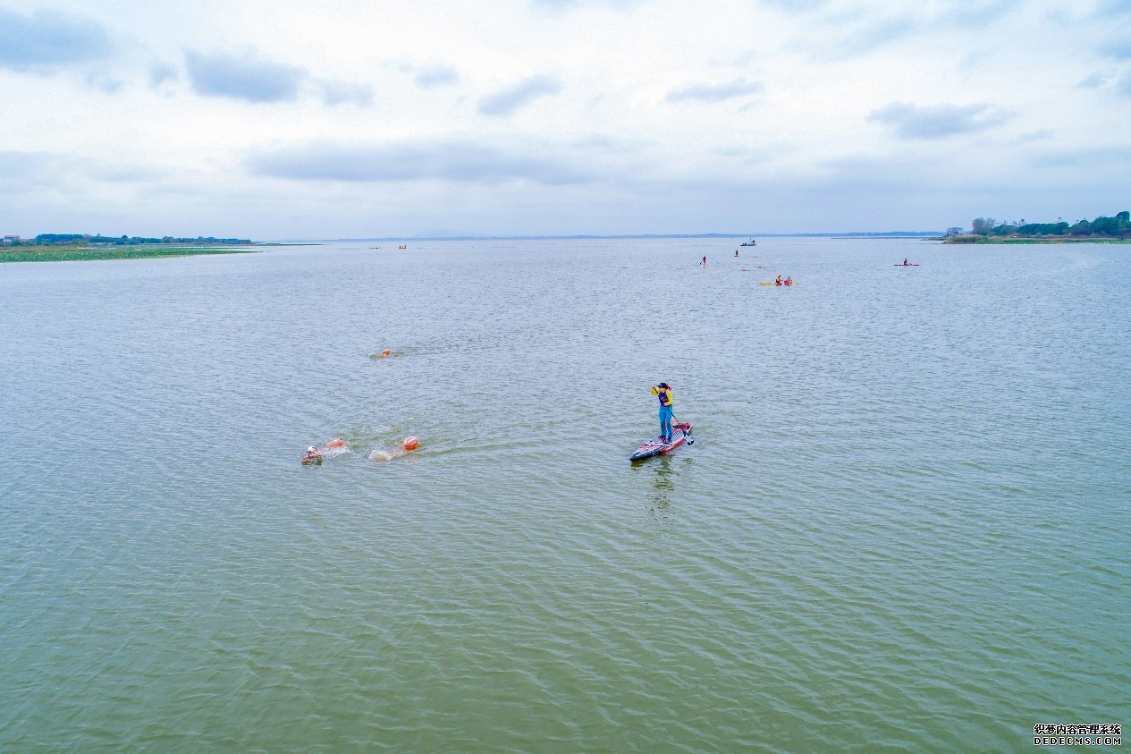 梁子湖内，游客正在练习浆板运动。受访者供图
