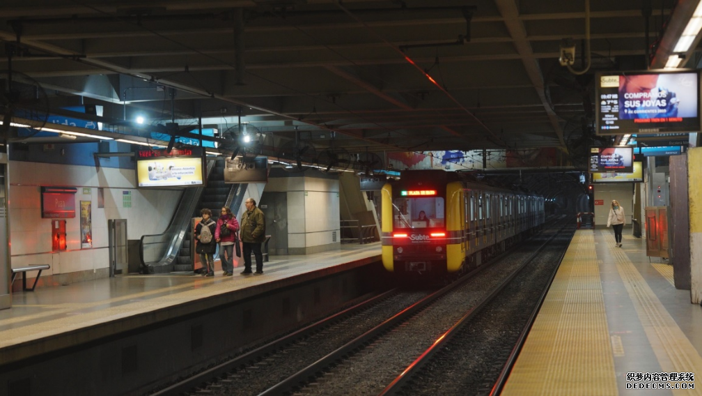 阿根廷布宜诺斯艾利斯市A线地铁列车进站。人民网记者 张若涵摄