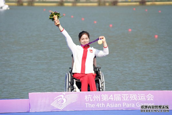 10月23日，在杭州亚残运会皮划艇女子KL1级决赛中，中国代表团皮划艇运动员谢毛三（肢残）收获金牌。人民网记者 李乃妍摄