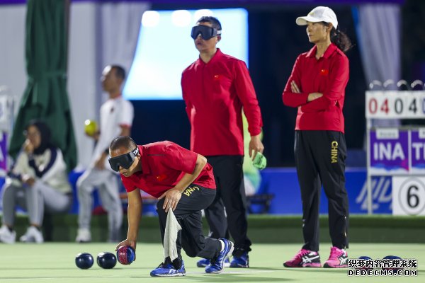 10月24日，杭州第4届亚残运会草地掷球男子个人B1半决赛第2场举行。图为选手们在比赛中。图片来源：杭州亚残组委
