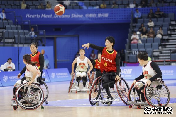 10月24日，杭州第4届亚残运会轮椅篮球女子预赛举行。图为选手们在比赛中。图片来源：杭州亚残组委