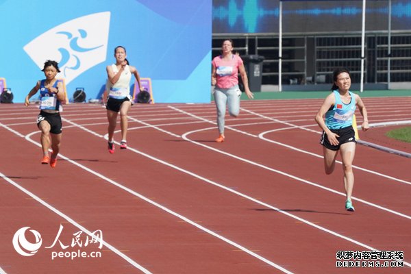 10月23日，杭州亚残运会田径女子200米T36级决赛，中国体育代表团选手史逸婷(右一)在比赛中。人民网记者 胡雪蓉摄