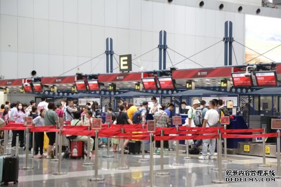 首都机场航站楼内，旅客正在办理乘机手续。（图片由首都机场提供）