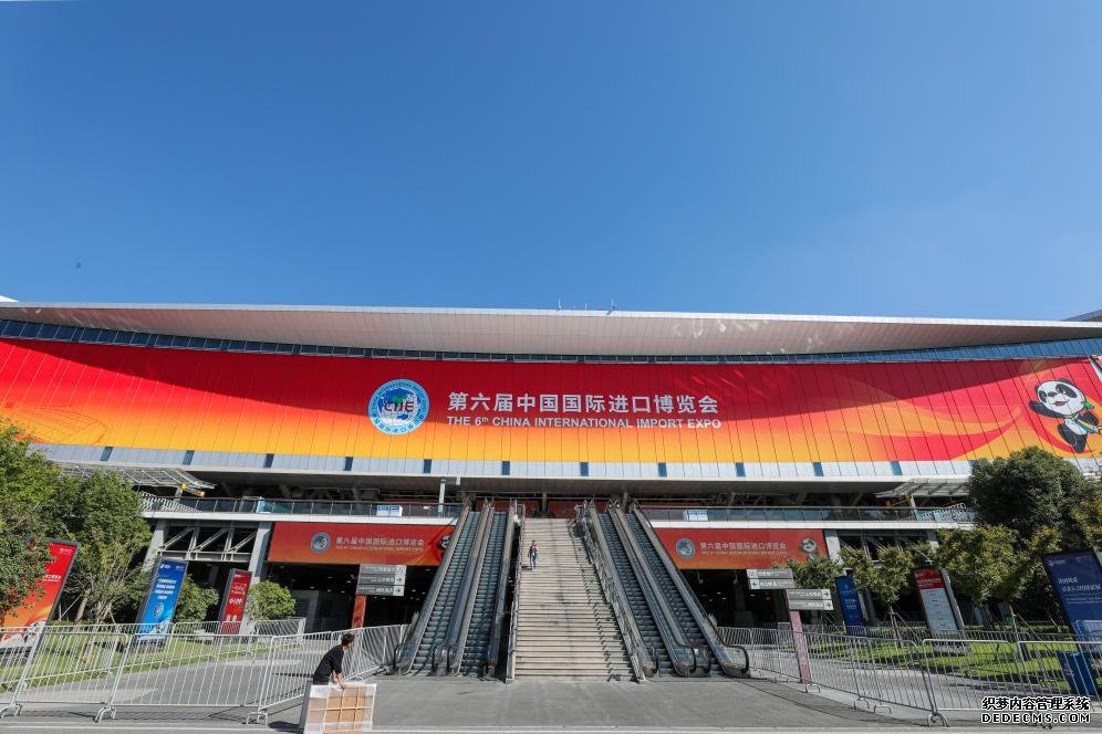 11月2日，第六届进博会场馆国家会展中心（上海）外景。新华社记者 辛梦晨 摄