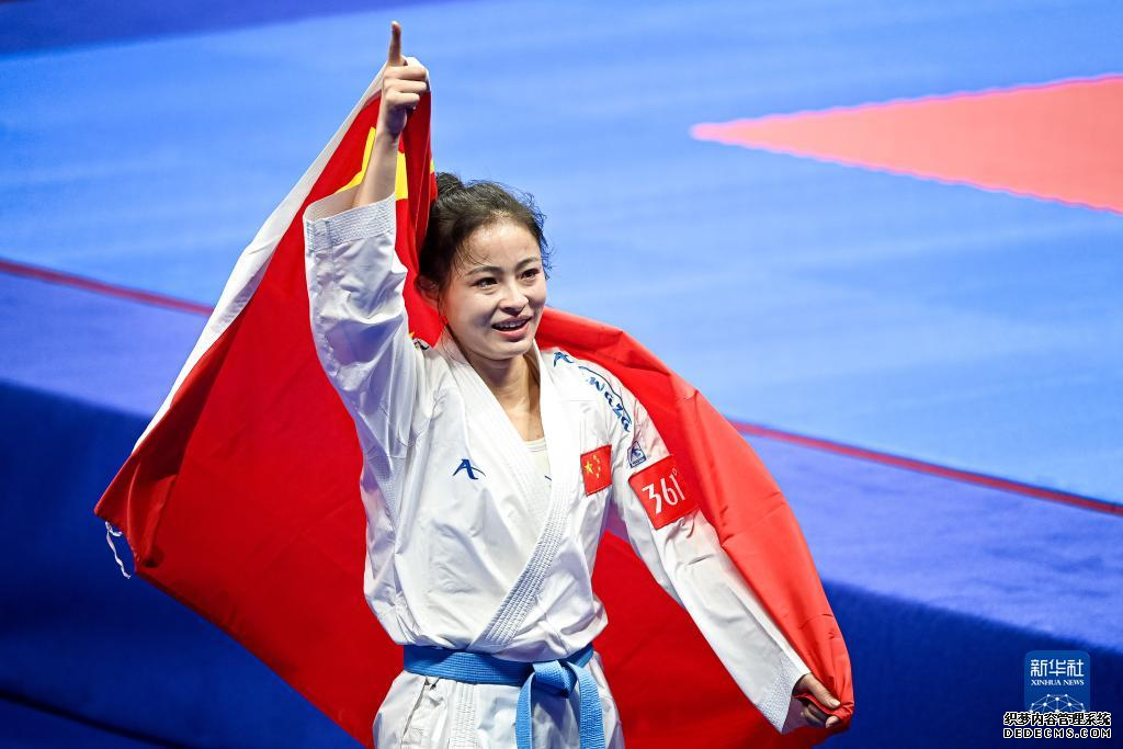 10月6日，在杭州亚运会空手道项目女子组手61公斤级决赛中，中国选手龚莉以9比0战胜越南选手阮氏顽，获得冠军。龚莉在获胜后庆祝。新华社记者 江汉 摄