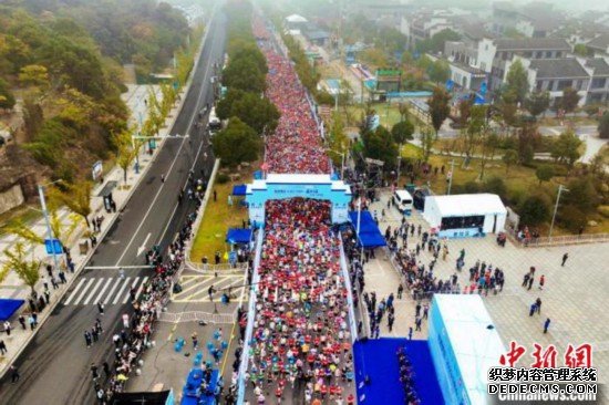 安徽马鞍山举办半程马拉松比赛 吸引国内外超万名选手参赛
