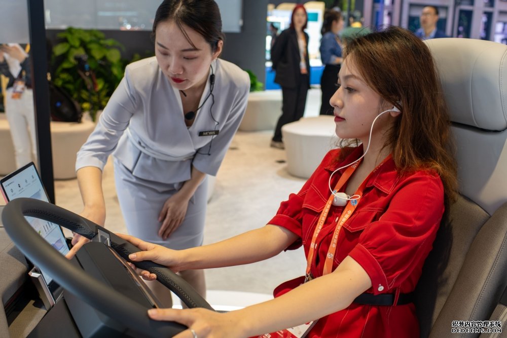 在汽车展区的MOBIS展台，参观者通过佩戴脑电波耳机，体验基于脑电波的驾驶员状态监测系统。人民网记者 翁奇羽摄