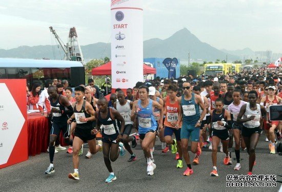 香港举行港珠澳大桥半程马拉松赛