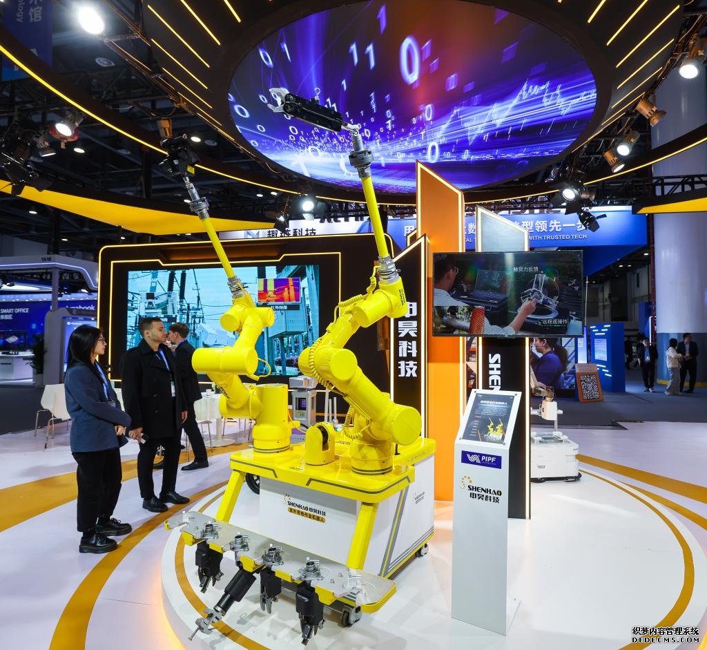 第二届全球数字贸易博览会上展出的带电作业机器人。新华社记者徐昱 摄