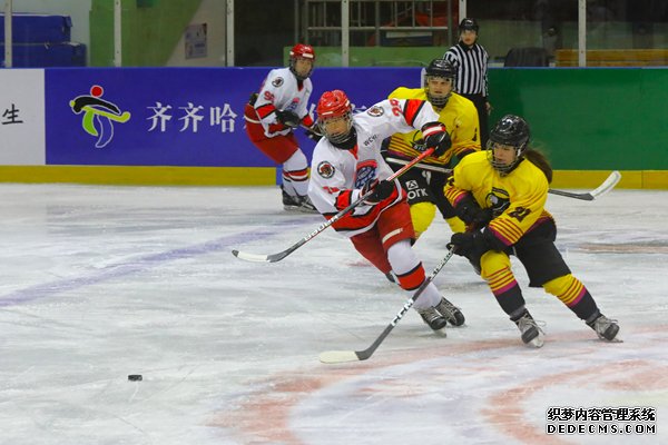11月25日，中国女子冰球职业联赛揭幕战，上海队4:1战胜四川队。图片来源：中国冰球协会