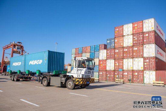 11月22日，装载集装箱的卡车行驶在温州港状元岙集装箱码头内。