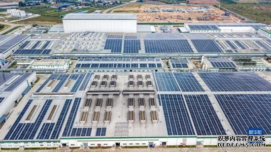 这是11月7日在泰国春武里府拍摄的工厂屋顶光伏发电项目现场（无人机照片）。