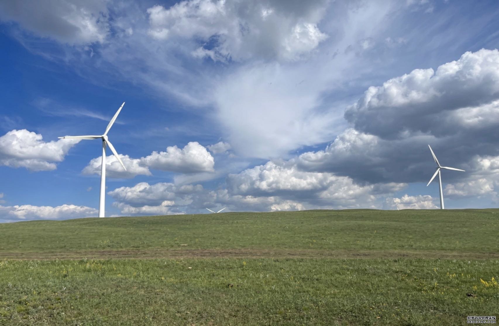 被誉为“风电之都”的乌兰察布大草原上，大型风力发电设备随处可见。人民网记者 杨曦 摄
