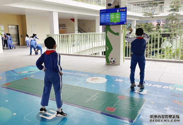 学生们利用AI智慧体育设备进行课间10分钟运动。 图片来源：福田区教育局