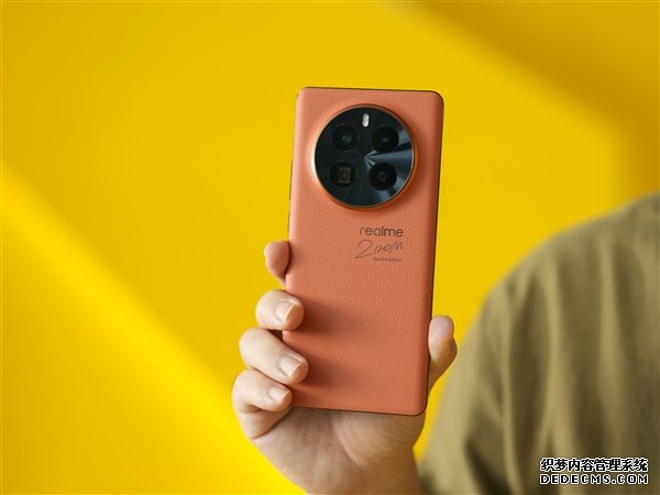 真我GT5 Pro 2亿销量纪念版亮相：全球仅此一台