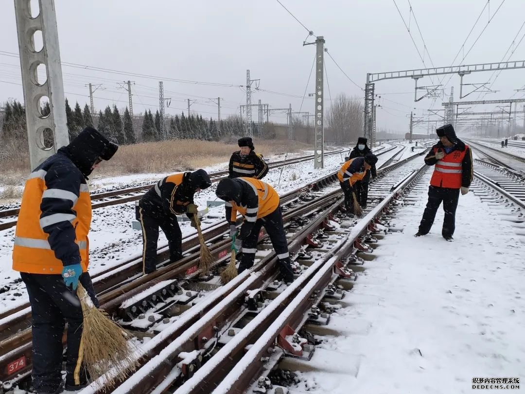 除雪队轮流对站区内关键道岔区域进行清扫