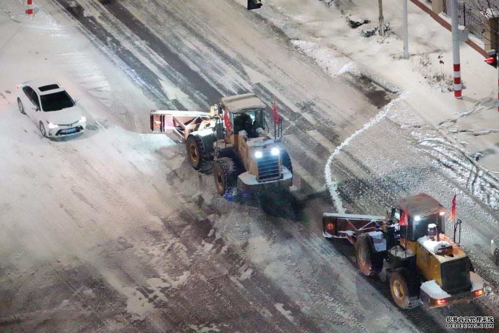 各地各部门全力防范应对低温雨雪冰冻灾害直击