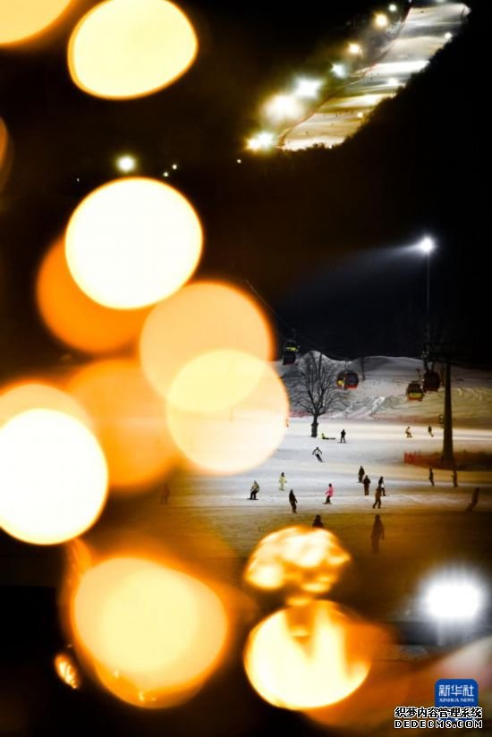 滑雪爱好者在吉林省吉林市万科松花湖度假区体验“夜滑”（12月14日摄）。新华社记者 许畅 摄