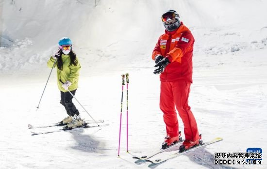 滑雪爱好者在吉林省吉林市北大湖滑雪度假区准备滑雪（12月21日摄）。新华社记者 颜麟蕴 摄