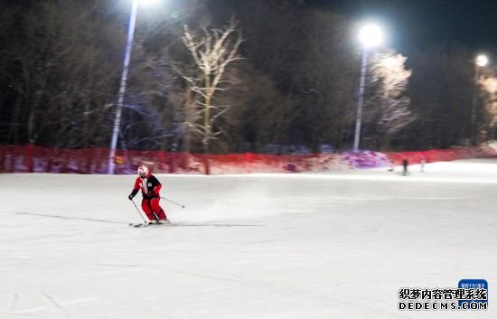 滑雪爱好者在吉林省吉林市北大湖滑雪度假区体验“夜滑”（12月21日摄）。新华社记者 颜麟蕴 摄
