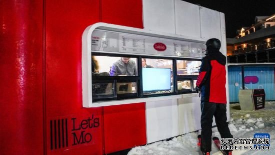 滑雪爱好者在吉林省吉林市北大湖滑雪度假区的一家咖啡店购买咖啡（12月21日摄）。新华社记者 颜麟蕴 摄
