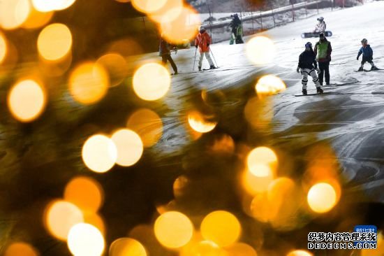滑雪爱好者在吉林省吉林市万科松花湖度假区体验“夜滑”（12月14日摄）。新华社记者 许畅 摄