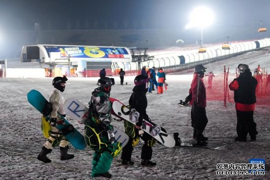 在吉林省吉林市万科松花湖度假区，滑雪爱好者前往缆车站（12月14日摄）。新华社记者 许畅 摄