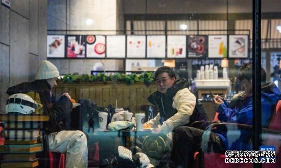 滑雪爱好者在吉林省吉林市北大湖滑雪度假区的一家咖啡店内休息（12月21日摄）。新华社记者 颜麟蕴 摄