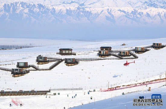 那拉提国际滑雪场旁新近落成的雪景星空民宿（12月21日摄）。