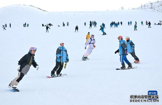 12月21日，游客在那拉提国际滑雪场滑雪。