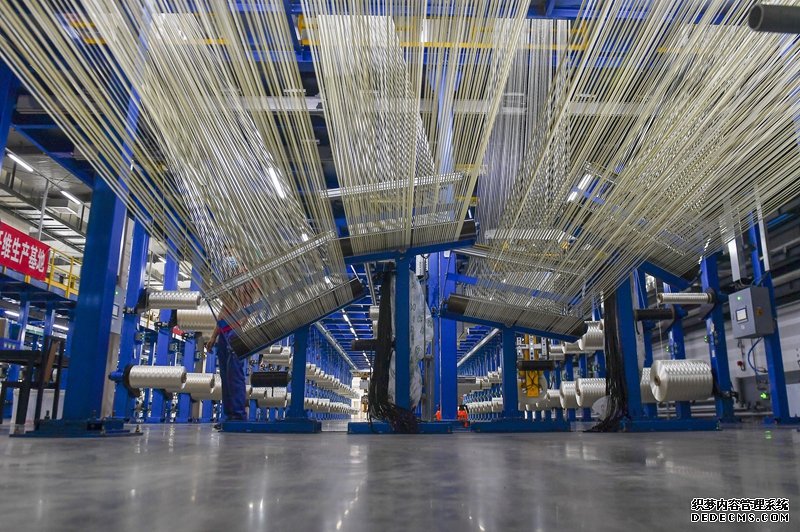 在吉林化纤的生产车间，雪白的原丝在1000多摄氏度的高温下蜕变为黝黑的碳纤维。受访者供图