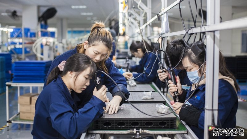 在新亚胜光电的产品线上，工人正进行产品组建和安装布线。受访者供图