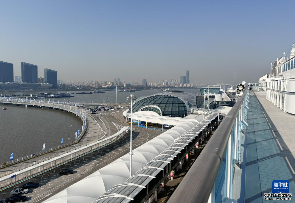 12月24日，“爱达·魔都号”停靠在上海吴淞口国际邮轮港。 新华社记者 丁汀 摄