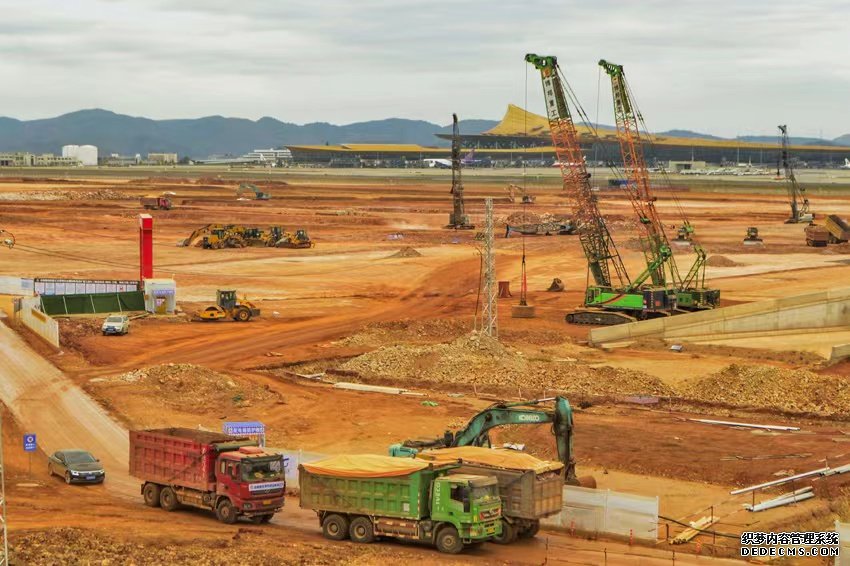 昆明长水国际机场改扩建工程东飞行区下穿通道项目施工现场。人民网记者 刘怡摄