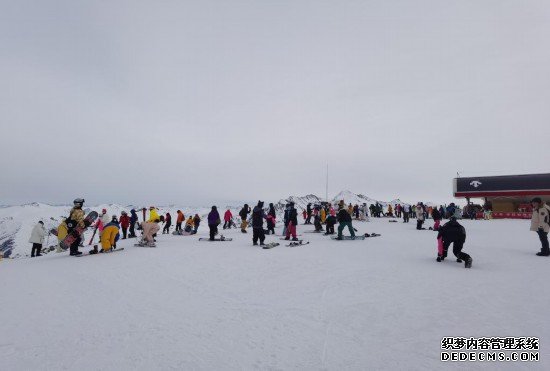 滑雪，让一个边陲小村溢满青春气息