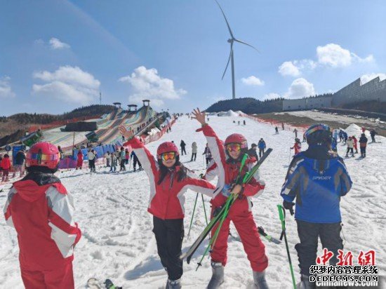 桂林天湖冰雪嘉年华开幕 “冷资源”成为乡村振兴“热产业”