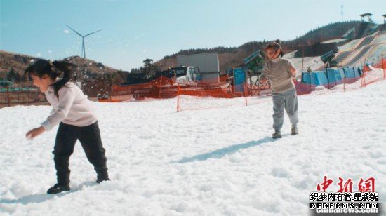 桂林天湖冰雪嘉年华开幕 “冷资源”成为乡村振兴“热产业”