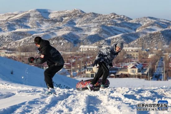 天山村雪趣