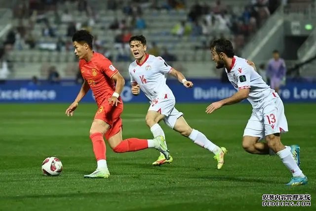 卡塔尔当地时间1月13日，亚洲杯小组赛首轮国足对阵塔吉克斯坦队，朱辰杰（左）在比赛中带球进攻。新华社记者 江汉摄
