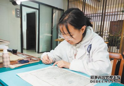 青春力量加入古籍修复