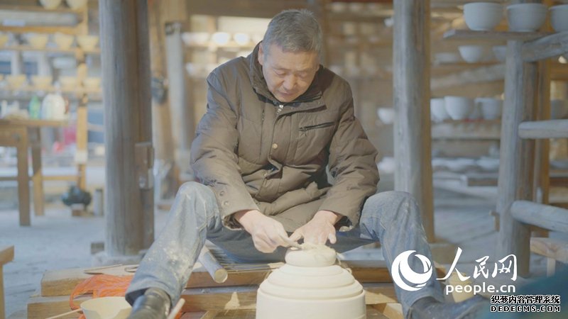 景德镇陶瓷手艺人正在进行拉坯。人民网记者 王天乐摄