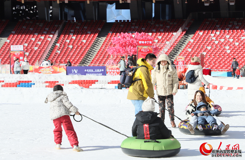 市民在国家体育场内尽享欢乐冰雪时光。人民网记者 李乃妍摄