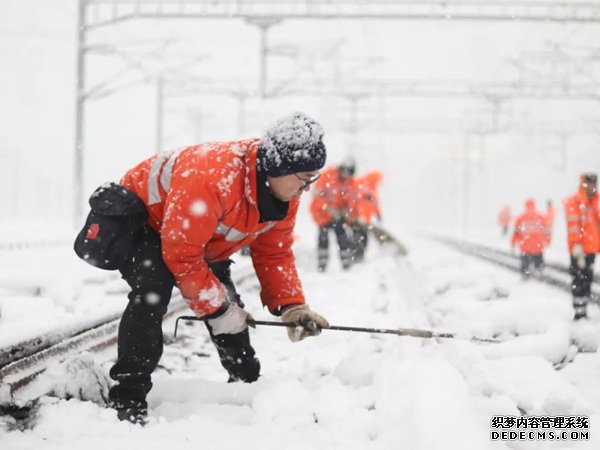 工作人员对铁路道岔采取除雪等措施。