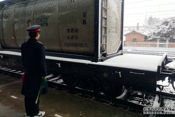 资溪站助理值班员正在岗位监视列车运行状态，确保列车运行安全