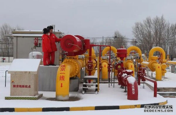 长庆油田员工加大对站内天然气管线巡检力度。受访者供图