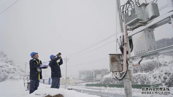 南方电网贵州铜仁碧江供电局工作人员开展观冰工作。詹青摄