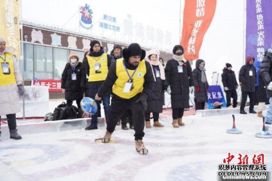 中国·哈尔滨第四届大众冰盘挑战赛开赛 国内外60支队伍参赛