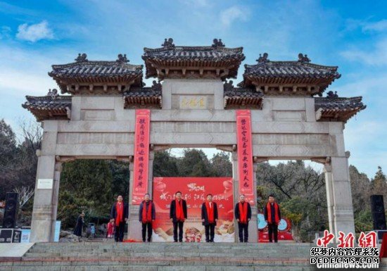 江苏徐州：巨幅春联迎新年 “仪式感”里贺新春