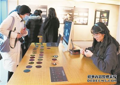 图为观众在参观上海大学可穿戴技术与中国非遗刺绣创新实验工作坊项目。 新华社记者 刘颖摄
