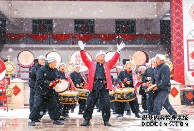 在村口看见文化的繁荣